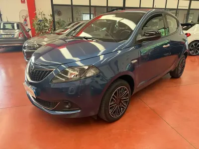 Usata Lancia Ypsilon Gold 69 CV (50 kW) 2023 Blu/azzurro Utilitaria