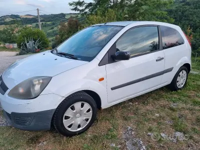 Usata Ford Fiesta 68 CV (50 kW) 2008 Bianco Utilitaria