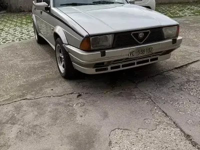 Usata Alfa Romeo 75 155 CV (114 kW) 1987 Grigio Berlina
