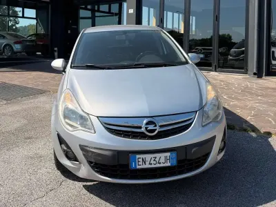 Usata Opel Corsa Edition 86 CV (63 kW) 2012 Argento Utilitaria