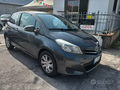 Usata Toyota Yaris Active 69 CV (50 kW) 2012 Grigio Utilitaria