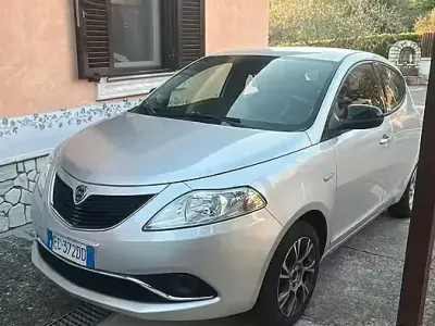 Usata Lancia Ypsilon 69 CV (50 kW) 2016 Grigio Utilitaria
