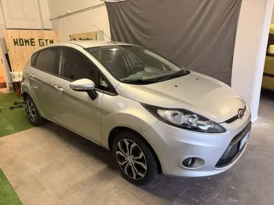 Usata Ford Fiesta Titanium 71 CV (52 kW) 2012 Argento Utilitaria