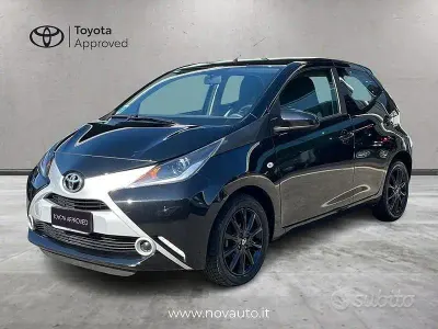Usata Toyota Aygo X-play 69 CV (50 kW) 2017 Nero Utilitaria