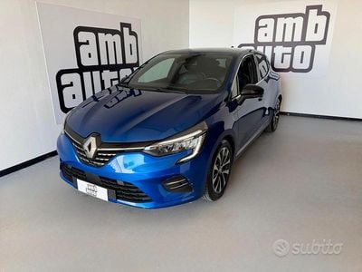 Usata Renault Clio V Techno 100 CV (73 kW) 2023 Blu Berlina