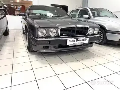 Usata Jaguar XJR 247 CV (181 kW) 1991 Grigio Berlina