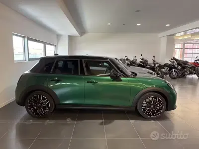 Usata Mini Cooper Favoured 114 kW (156 CV) 2025 Verde Utilitaria