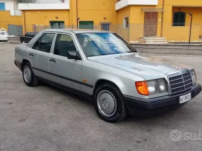 Usata Mercedes E200 122 CV (89 kW) 1989 Grigio Berlina