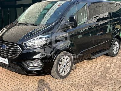 Begagnad Ford Tourneo 131 HK (96 kW) 2023 Svart Minibuss