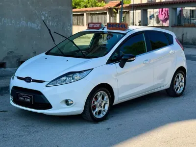 Usata Ford Fiesta Titanium 71 CV (52 kW) 2011 Bianco Berlina