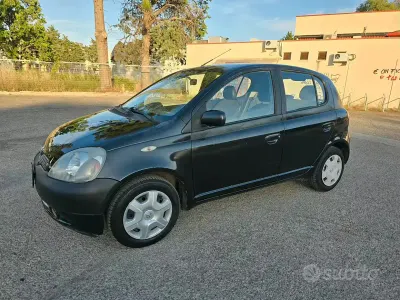 Usata Toyota Yaris 68 CV (50 kW) 2000 Nero Berlina