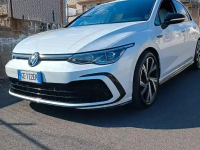 Usata VW Golf VIII R-line 150 CV (110 kW) 2021 Bianco Utilitaria