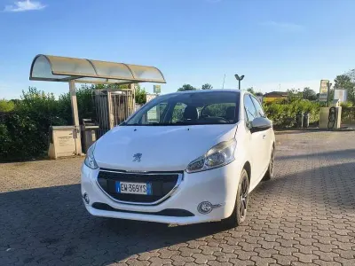 Usata Peugeot 208 Allure 82 CV (60 kW) 2014 Utilitaria