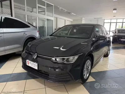 Usata VW Golf VIII Life 116 CV (85 kW) 2023 Grigio Berlina