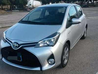 Begagnad Toyota Yaris Hybrid Business Edition 73 HK (53 kW) 2016 Grå Sedan