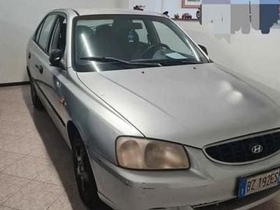 Usata Hyundai Accent 2002 Grigio Berlina