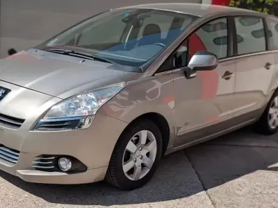 Gebraucht Peugeot 5008 Premium 112 PS (82 kW) 2011 Grau Van / Kleinbus