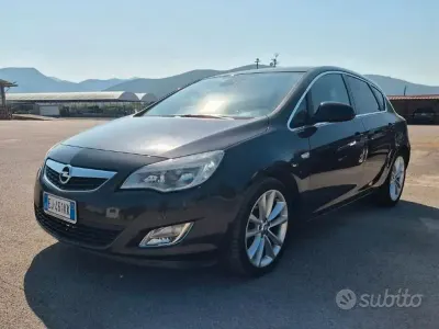 Usata Opel Astra Cosmo 140 CV (102 kW) 2011 Nero Berlina