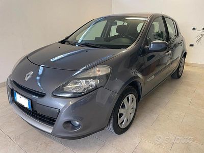 Usata Renault Clio II Dynamique 75 CV (55 kW) 2010 Grigio Berlina