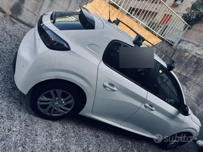 Usata Peugeot 208 Active 101 CV (74 kW) 2020 Bianco Utilitaria