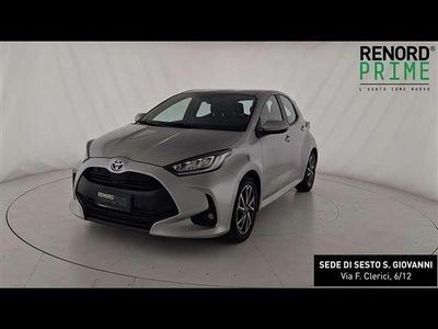 Usata Toyota Yaris Hybrid Trend 92 CV (67 kW) 2022 Grigio chiaro Berlina