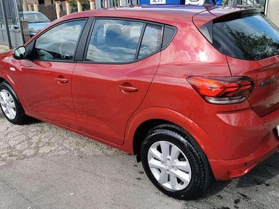 Käytetty Dacia Sandero Essentiel 101 HP (74 kW) 2022 Punainen Sedan