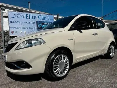 Usado Lancia Ypsilon Gold 69 CV (50 kW) 2017 Beige Utilitario
