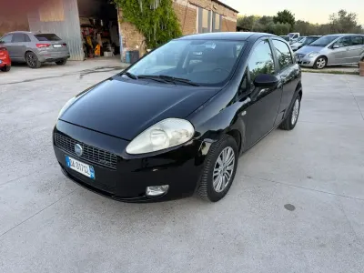 Usado Fiat Grande Punto Dynamic 90 HP (66 kW) 2006 Preto Citadino