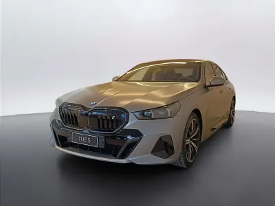 Nuova BMW i5 289 kW (394 CV) 2026 Frozen pure grey metallizzato Berlina