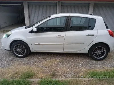 Usata Renault Clio III 75 CV (55 kW) 2010 Bianco Berlina