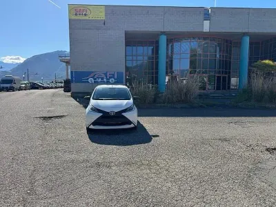 Usata Toyota Aygo X-clusiv 69 CV (50 kW) 2015 Bianco Utilitaria