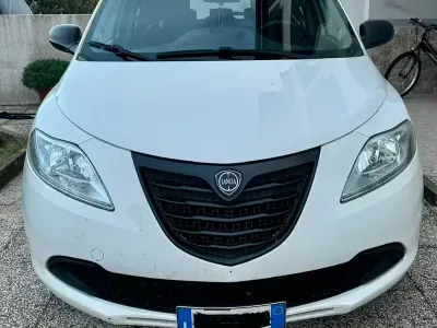Usata Lancia Ypsilon 69 CV (50 kW) 2014 Bianco Utilitaria