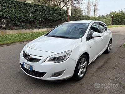 Usata Opel Astra 140 CV (102 kW) 2011 Bianco Berlina
