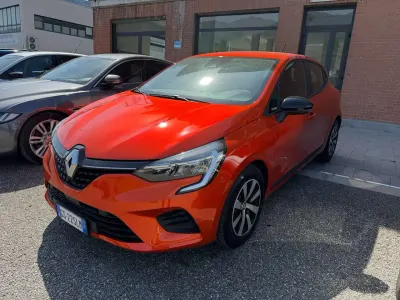Begagnad Renault Clio V SE 67 HK (49 kW) 2023 Orange Sedan
