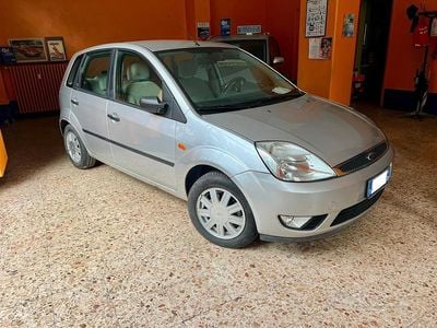 Usata Ford Fiesta 68 CV (50 kW) 2004 Argento Berlina