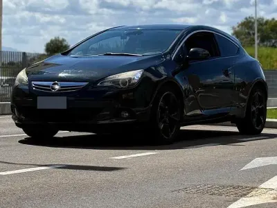 Usata Opel Astra GTC 165 CV (121 kW) 2012 Berlina
