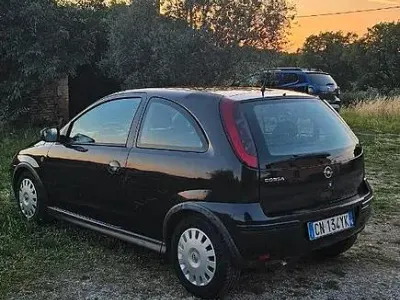 Usata Opel Corsa 60 CV (44 kW) 2004 Nero Utilitaria