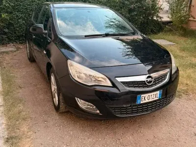 Usata Opel Astra 100 CV (73 kW) 2011 Nero Berlina