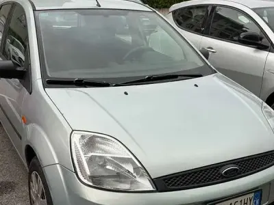 Begagnad Ford Fiesta Ambiente 75 HK (55 kW) 2004 Halvkombi