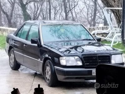 Usata Mercedes E250 126 CV (92 kW) 1992 Nero Berlina