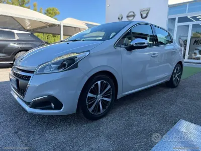 Usata Peugeot 208 Allure 75 CV (55 kW) 2015 Bianco Utilitaria
