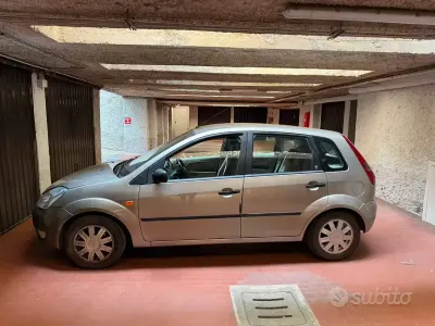 Usata Ford Fiesta 80 CV (58 kW) 2004 Grigio Utilitaria