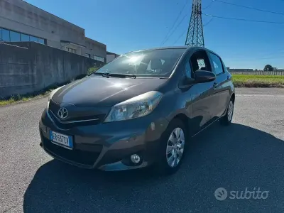 Brugt Toyota Yaris Lounge 69 HK (50 kW) 2013 Grå Hatchback