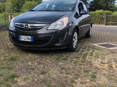 Usata Opel Corsa Edition 85 CV (62 kW) 2012 Marrone Utilitaria