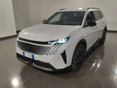 Usado Peugeot 5008 Allure 136 CV (100 kW) 2025 Blanco SUV