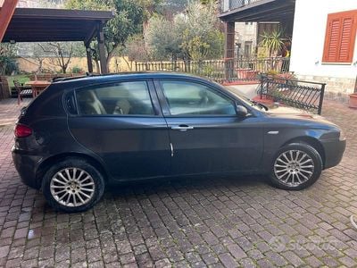 Usata Alfa Romeo 147 Distinctive 120 CV (88 kW) 2007 Nero Utilitaria
