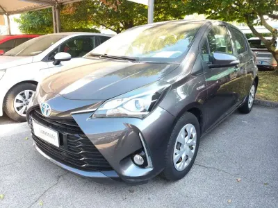 Usata Toyota Yaris Hybrid Business Edition 73 CV (53 kW) 2018 Grigio scuro Berlina