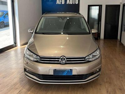 Käytetty VW Touran Highline 116 HP (85 kW) 2018 Ruskea Tila-auto