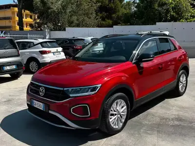 Usata VW T-Roc Life 110 CV (80 kW) 2023 Rosso SUV