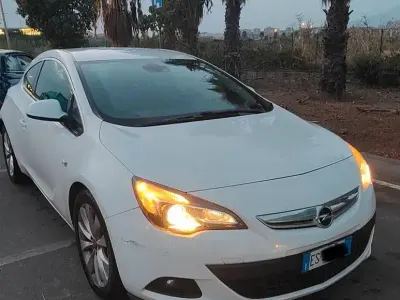 Usata Opel Astra GTC 90 CV (66 kW) 2013 Bianco Utilitaria